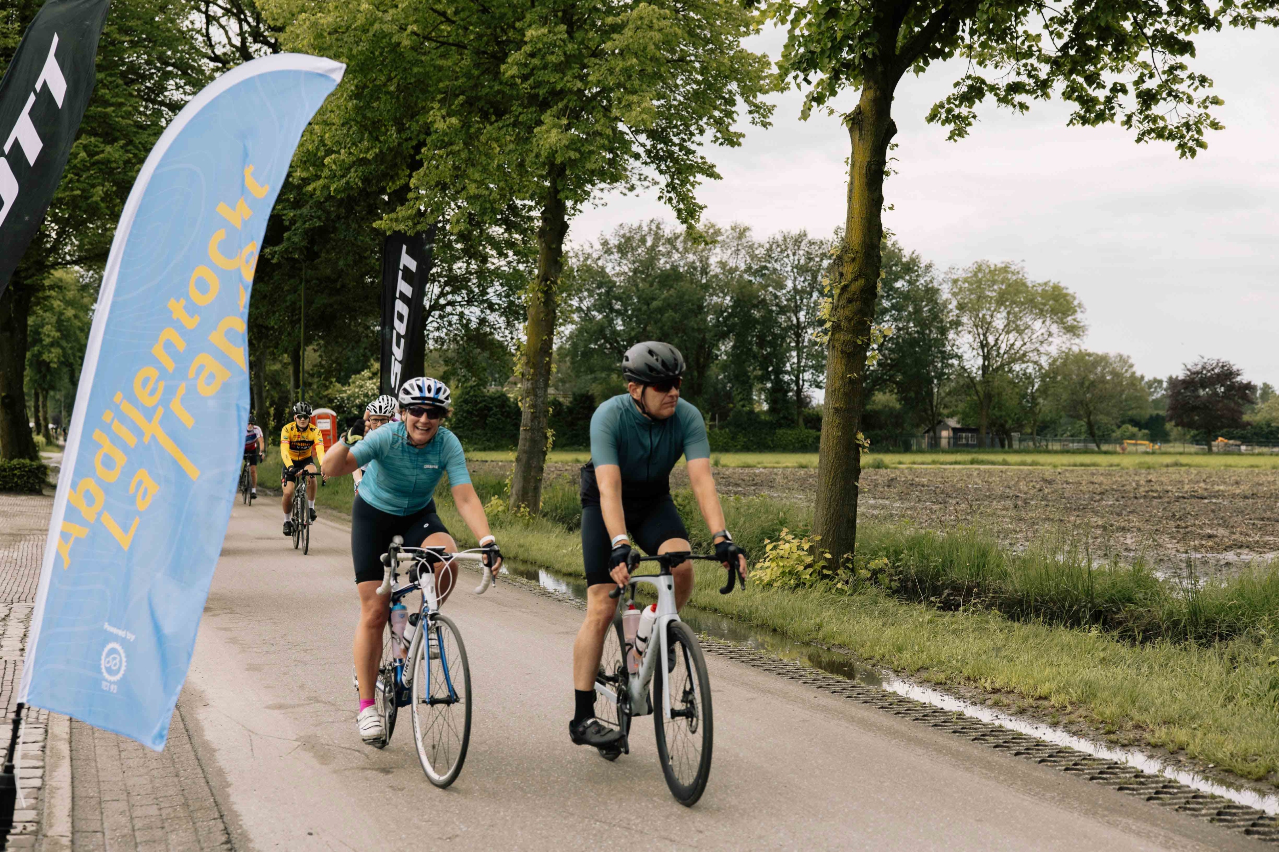 Abdijentocht La Trappe. De tocht start bij de schitterende Trappisten Abdij O.L.V. van Koningshoeven te Berkel-Enschot en voert door het prachtige gastvrije Brabantse land van bossen, vennen, hei, weilanden en kleine dorpen. Een must voor elke fietser.